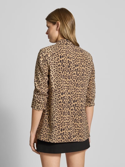 Vrouwenmodel draagt Regular Fit Longblazer met all-over motief model 'BOSELLA' van Pieces, geweven structuur, schoudervullingen, 3/4-mouwen. Ganzkörperansicht Rückansicht.