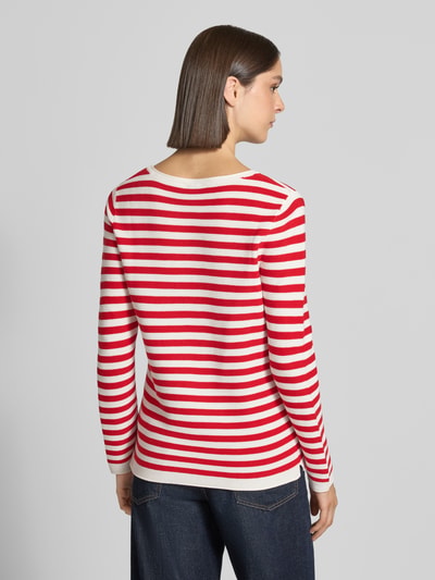 Frauenmodel trägt Regular Fit Pullover aus reiner Baumwolle von Tom Tailor in Rot-Weiß-Gestreift, strukturierte Optik, Ganzkörperansicht Rückansicht, Damen Pullover von Tom Tailor.
