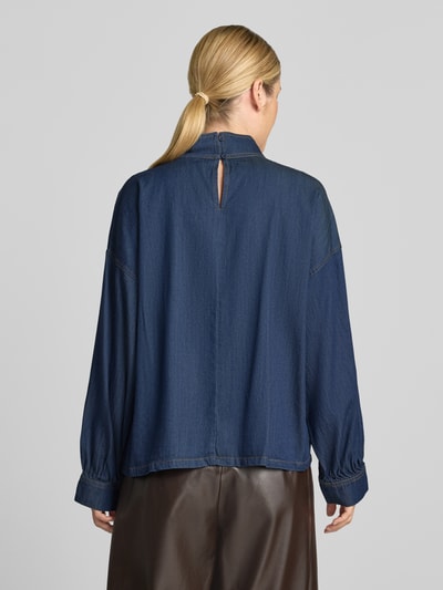 Kobieta modelka nosi Relaxed Fit Jeansbluse aus Lyocell-Baumwoll-Mix od Jake*s Casual, granatowy kolor, gładka tekstura, widok całej sylwetki od tyłu.