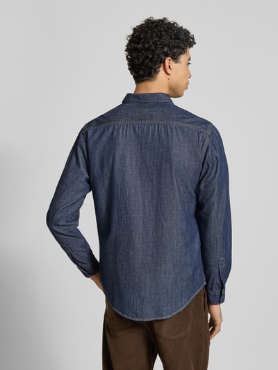 Męski model nosi Regular Fit Freizeithemd aus Baumwolle od Replay, niebieski, kołnierzyk typu kent, detal z logo, krój regular fit, koszula casualowa, bawełna, długość tyłu w rozmiarze M: 75 cm, szerokość ramion w rozmiarze M: 39 cm, długość rękawów w rozmiarze M: 65 cm; całopostaciowy widok z tyłu.