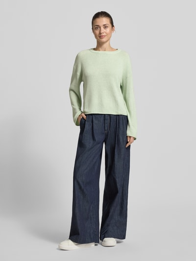 Vrouwenmodel draagt Relaxed Fit Strickpullover mit U-Boot-Ausschnitt van Tom Tailor Denim, unikleurig, fijngebreid, lange mouw, rolzoom. Ganzkörperaanzicht van voren.