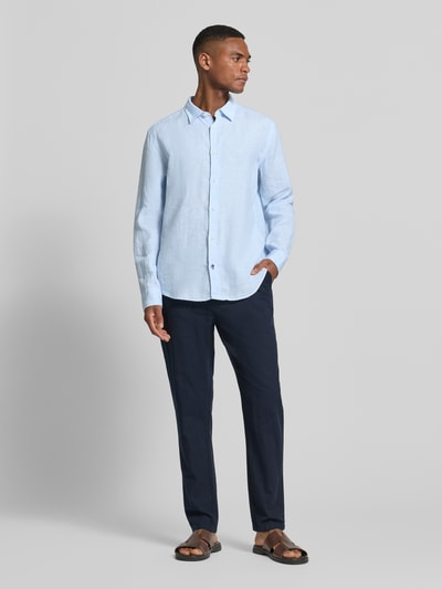 Mannelijk model draagt Casual Fit Vrijetijdsoverhemd uit linnen van OLYMP Level Five, lichtblauw, kentkraag, knoopsluiting, ruglengte maat M 77 cm, schouderbreedte 49 cm, mouwlengte 67 cm, voorkant volledige lichaamsopname.