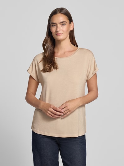 Frauenmodel trägt Relaxed Fit T-Shirt aus Viskose-Mix von Christian Berg Woman in Beige mit Glitzer-Optik, Rundhalsausschnitt, Rückenlänge 63 cm, Ganzkörperansicht von vorne.