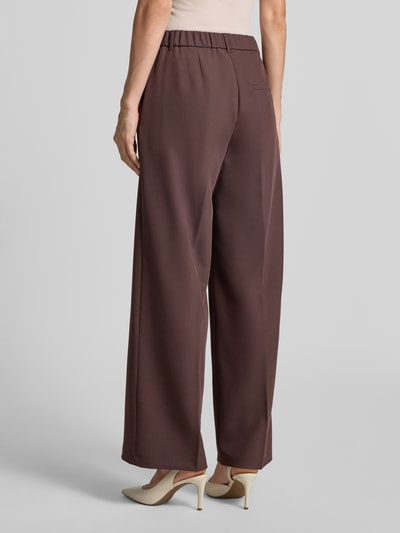 Vrouwenmodel draagt Regular fit pantalon met viscose van s.Oliver BLACK LABEL, effen bruin, glad oppervlak, Ganzkörperansicht Rückansicht.
