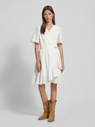 YAS Sukienka o długości do kolan w kopertowym stylu model ‘NAVINA’ Złamany biały 1