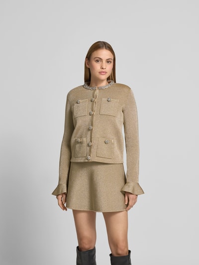 Frauenmodel trägt Cardigan mit Viskose-Anteil von Self-Portrait in Beige mit Ziersteinbesatz und Taschen, Regular Fit, Ganzkörperansicht von vorne.