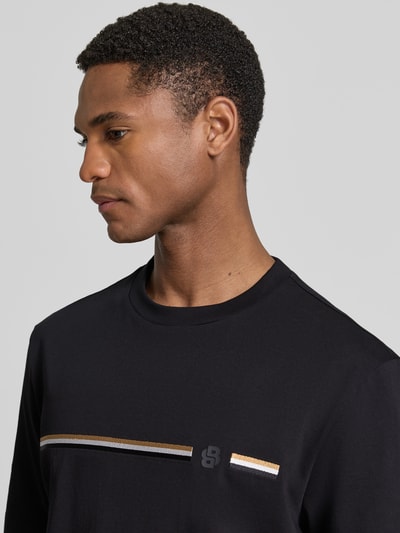 Mannelijk model draagt Regular Fit T-shirt uit puur katoen model 'C-TAUT 41' van BOSS, look: effen, logoprint, ronde hals, korte mouw, jersey materiaalverwerking, detailopname bovenlichaam.