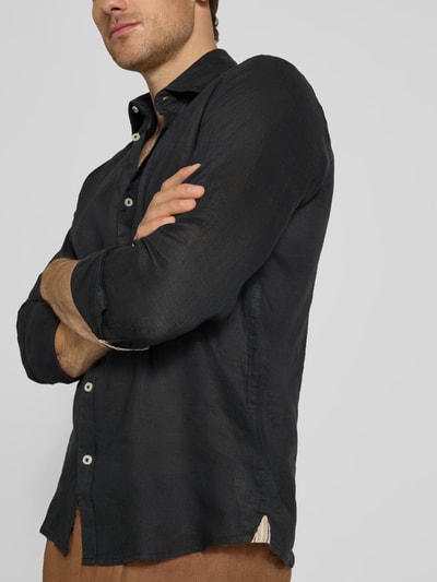 Männermodel trägt Regular Fit Leinenhemd mit Kentkragen Modell 'CAMICIA' von MARKUP, schwarze Farbe, sichtbare Knopfleiste, Nahaufnahme Oberkörper, reines Leinen, Rückenlänge 71 cm, Schulterbreite 43 cm, Ärmellänge 65 cm bei Größe M.