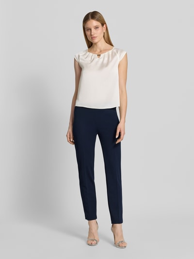 Frauenmodel trägt Hose mit Bügelfalten von Vera Mont, dunkelblau, Material-Mix mit Stretch-Anteil, Regular-Fit, Ganzkörperansicht von vorne.