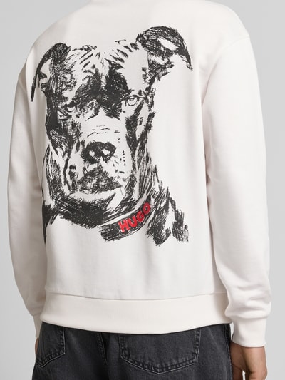 Männermodel trägt Regular Fit Sweatshirt aus reiner Baumwolle Modell 'DUBRAXO' von HUGO in Weiß mit Hundemotiv-Print, Detailaufnahme Rückansicht.