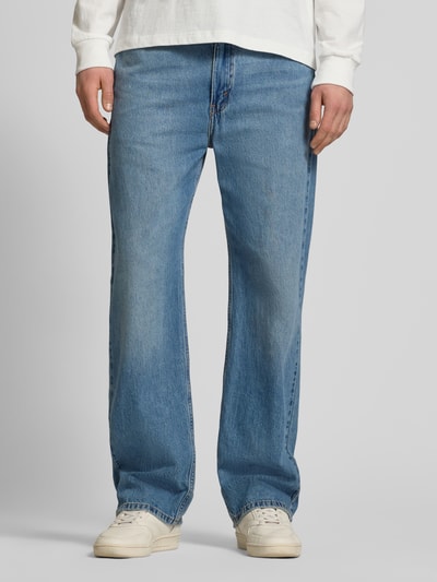 Männermodel trägt Straight Fit Jeans im 5-Pocket-Design Modell 'Live' von Levi's®, blaue Baumwolle, Nahaufnahme Unterkörper, Vorderansicht.