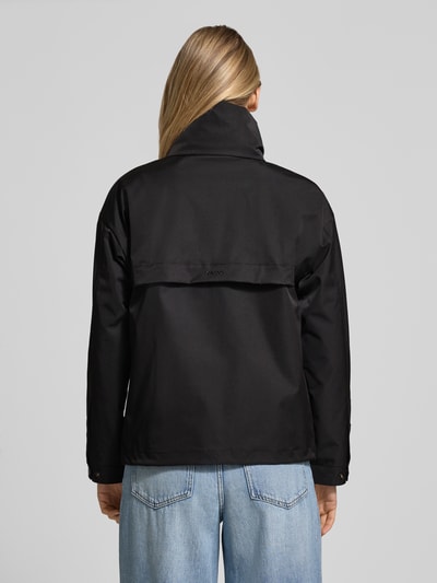 Frauenmodel trägt schwarze Jacke mit Stehkragen von khujo, Regular Fit, Reißverschlusstaschen, Rückenansicht, Ganzkörperansicht Rückansicht.