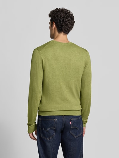 Männermodel trägt Strickpullover mit geripptem Rundhalsausschnitt von MCNEAL in Grün, taillierte Passform, Ganzkörperansicht Rückansicht.
