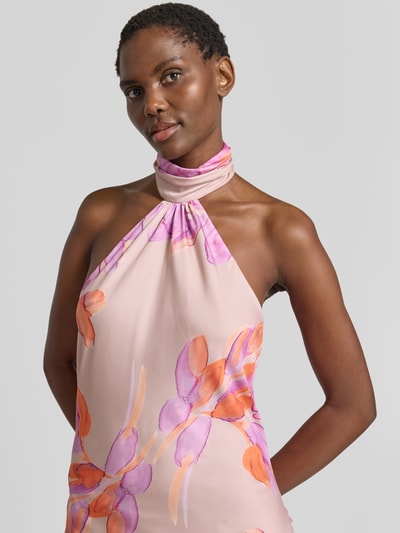Frauenmodel trägt Abendkleid mit tiefem Rückenausschnitt von Swing aus Satin mit Körpernaher-Schnitt, florales Muster in Rosa, Lila und Orange, Neckholder mit Knopfverschluss, Nahaufnahme Oberkörper.