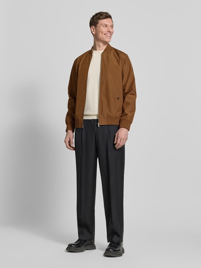Männermodel trägt Jacke mit Stehkragen Modell 'clay' von Matinique, regular fit, ritssluiting, steekzakken met drukknoopsluiting, ganzkörperansicht von vorne. Ruglengte maat M: 67 cm, schouderbreedte: 45 cm, borstwijdte: 56 cm, mouwlengte: 66 cm.