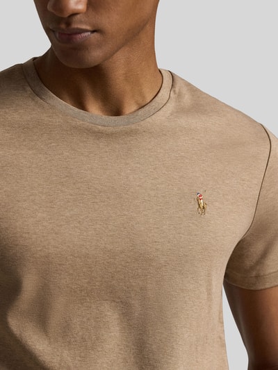 Männermodel trägt Regular Fit T-Shirt aus reiner Baumwolle von Polo Ralph Lauren, unifarben, Logo-Stitching, Nahaufnahme Oberkörper.