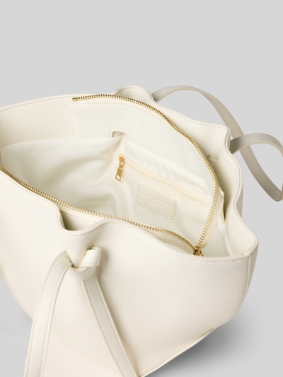 Produktfoto, Shopper mit Label-Detail Modell 'RYD' von Seidenfelt in Creme mit Hauptfach, Reißverschluss, Schulterriemen, glatte Oberfläche, Breite 40 cm, Länge 23 cm, Tiefe 12 cm, Länge Schulterriemen 59 cm.