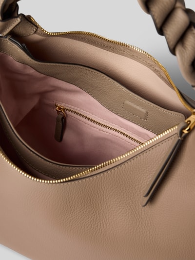 Produktfoto, Handtasche mit Logo-Print Modell 'Grana' von Coccinelle aus beigefarbenem Leder mit geflochtenem Trageriemen, geteiltes Hauptfach mit Reißverschluss, rosa Innenfutter, Detailaufnahme