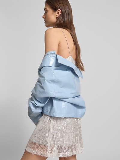 Frauenmodel trägt Mini-Trägerkleid mit Pailettenbesatz – curated by Vicky Heiler von SIC, klare Linien, glänzende Pailletten, Spaghettiträger, sanfte Weiß- und Pastelltöne, detailreiche Textur, Ganzkörperansicht Rückansicht.