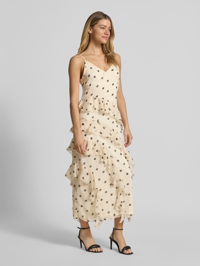 Kobiece model prezentuje Figurbetontes Midikleid mit Rüschen Modell 'SMILLA' od Vero Moda, beżowy szyfon, czarne grochy, falbany, długość midi, dekolt V, cienkie ramiączka, bez rękawów, całkowity widok z przodu