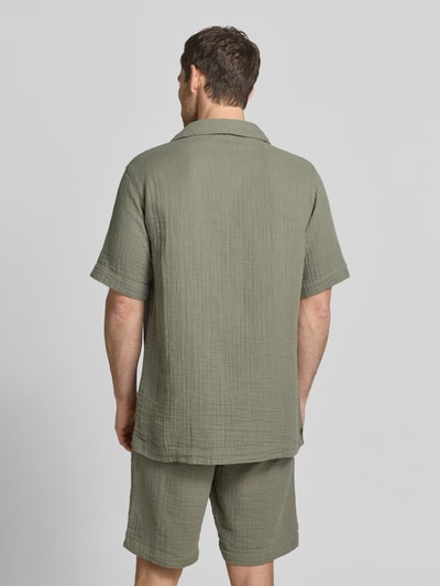 Männermodel trägt Relaxed Fit Freizeithemd mit Strukturmuster von Lindbergh aus Reiner Baumwolle, Reverskragen, Kurzärmelig, Ganzkörperansicht Rückansicht