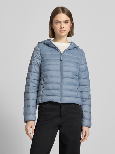 Frauenmodel trägt Regular Fit Steppjacke mit Kapuze Modell 'TAHIA' von Only, unifarben, elastische Bündchen, Vorderansicht Oberkörper.