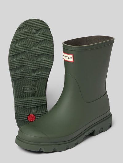 Produktfoto, Stiefel mit Logo-Detail von Hunter, kolor zielony, zaokrąglony czubek, gładka optyka, profilowana podeszwa, wysokość obcasa 3 cm w rozmiarze 40, wysokość cholewki 20 cm w rozmiarze 40, szerokość cholewki 14 cm w rozmiarze 40