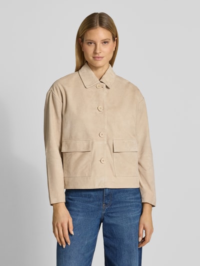 Frauenmodel trägt Lederjacke mit Pattentaschen von Smith and Soul aus Ziegenleder in Beige, Relaxed-Fit, Umlegekragen, Knopfleiste, Ganzkörperansicht von vorne.