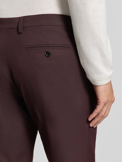 Männermodel trägt Straight Fit Anzughose mit Viskose-Anteil von Christian Berg Men, elastyczna mieszanka materiałów z dodatkiem wiskozy, kieszenie z tyłu, zapięcie na guzik i zamek błyskawiczny, zakładki w pasie, kolor bordowy, Nahaufnahme tylnej części