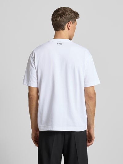 Männermodel trägt Regular Fit T-Shirt aus Baumwoll-Mix Modell 'TEETIM' von BOSS Orange, Optik: Unifarben, Rückansicht.