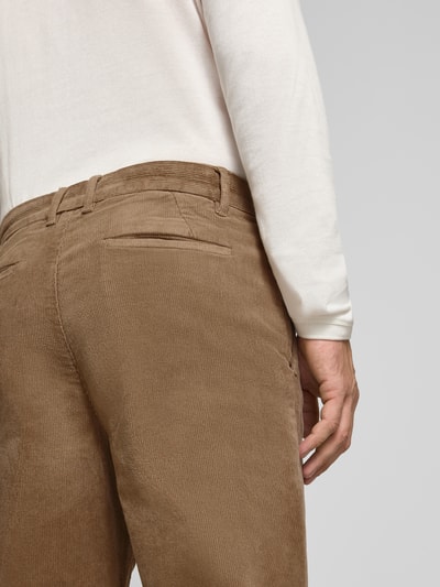 Männermodel trägt Straight Fit broek uit katoenmix in corduroy look van Lindbergh, Gulp- en achterzak, knoop- en ritssluiting, Bandwijdte maat M 41 cm, Binnenbeenlengte maat M 77 cm, close-up achterkant