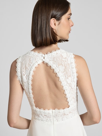 Frauenmodel trägt Abendkleid mit floralem Stitching von Luxuar, semitransparentes Design, Ganzkörperansicht Rückansicht, tailliert, V-Ausschnitt, Ärmelloses-Design, Rückenlänge bei Größe 36: 128 cm, Brustweite bei Größe 36: 38 cm.