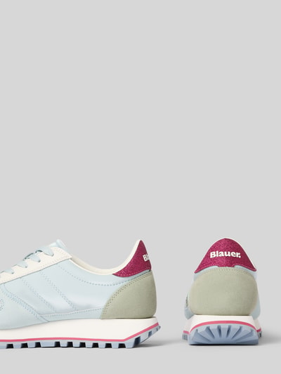 Produktfoto, Sneaker aus Leder-Mix mit Logo-Patch Modell 'Millen' von Blauer Usa, dames sneakers in lichtblauw, afgeronde pasvorm, vetersluiting, geprofileerde zool, hakhoogte maat 40: 3 cm, schachthoogte maat 40: 9 cm, schachtbreedte maat 40: 8 cm