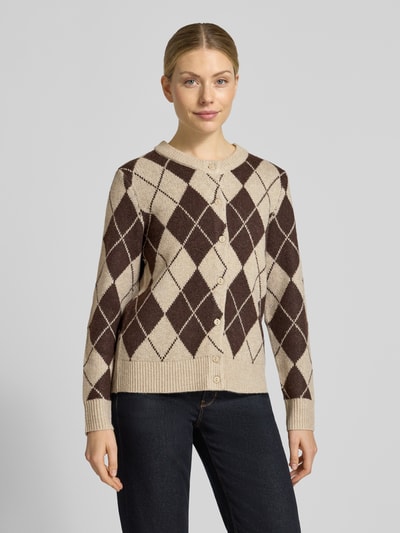 Frauenmodel trägt Strickjacke im Allover-Look Modell 'AGGIE' von VILA, beige-braune Rauten, Rundhalsausschnitt, Knopfleiste, Material-Mix, Ganzkörperansicht von vorne.