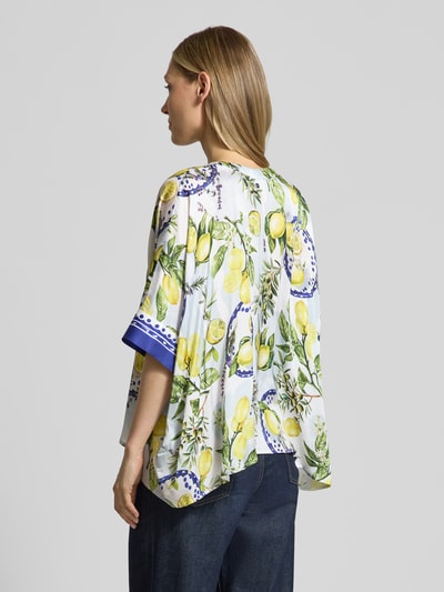 Vrouwenmodel draagt Relaxed Fit blouse uit viscose met V-hals van Marc Cain, all-over look, ruglengte 55 cm, mouwlengte 11 cm, detailopname rugaanzicht.