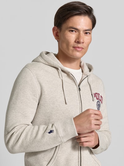 Männermodel trägt Regular Fit Sweatjacke aus mieszanka bawełny von Polo Ralph Lauren, jasnoszary kolor, gładka faktura, Nahaufnahme Oberkörper
