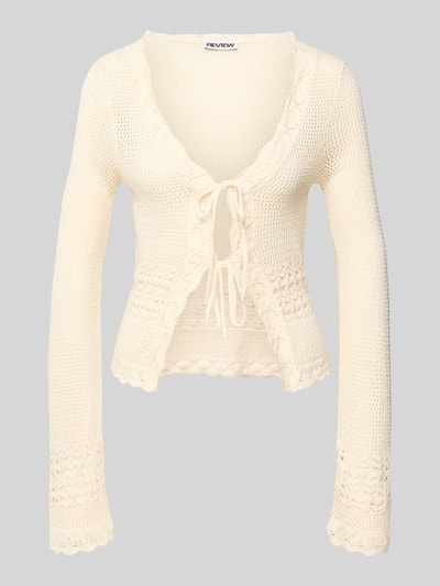 Produktfoto, cremefarbene Strickjacke mit Schnürung von REVIEW aus Reine Baumwolle, Regular-Fit, Wellensaum, Rückenlänge 47 cm, Ärmellänge 80 cm