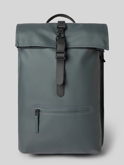 Produktfoto, Rucksack mit Karabinerverschluss Modell 'Rolltop' von Rains in Dunkelgrau, glatte Oberfläche, Frontreißverschluss, schlichte Form.
