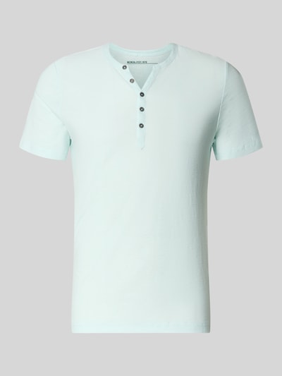 Produktfoto, T-Shirt mit V-Ausschnitt und Knopfleiste von MCNEAL aus Reine Baumwolle in hellem Mint, Regular-Fit, Rückenlänge bei Größe M 68 cm