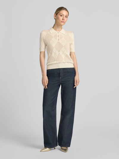 Vrouwenmodel draagt Slim Fit poloshirt met knoopsluiting model 'MELODY' van GUESS, materiaalmix met wol, gebreid shirt, voorkant volledig lichaam.