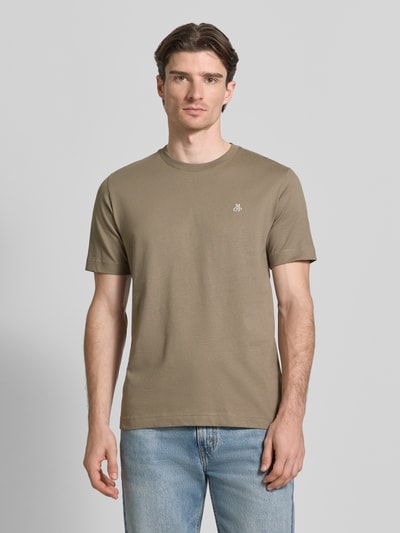 Männermodel trägt Regular Fit T-Shirt aus reiner Baumwolle von Marc O’Polo in Unifarbe mit Logo-Stitching, Rundhals, Kurzarm, Jersey, Ganzkörperansicht von vorne.