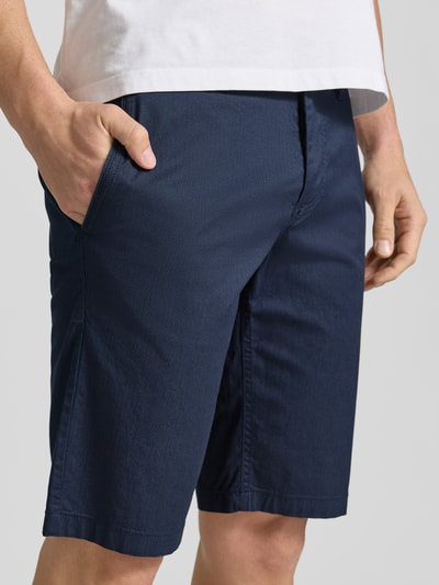 Männermodel trägt Slim Fit Chinoshorts aus Baumwoll-Mix von Tom Tailor, Optik:Allover-Muster, feines Webmuster, Twill, Nahaufnahme Oberschenkel.