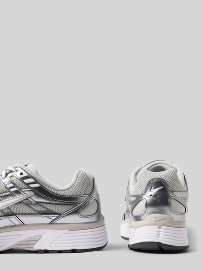 Produktfoto, Sneaker met labelpatch van Nike, dames sneakers, afgeronde punt, vetersluiting, profielzool, logodetail, maat 41: hakhoogte 3 cm, schachthoogte 8 cm, schachtbreedte 8 cm