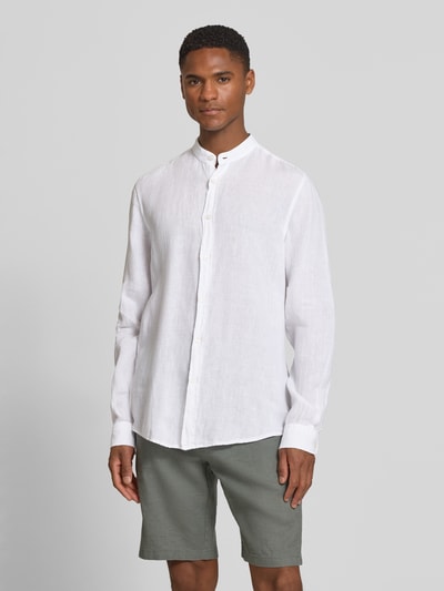 Männermodel trägt Regular Fit Freizeithemd aus reinem Leinen Modell 'RACE_1_M' von BOSS Orange, Optik: Unifarben, weiß, Materialstruktur leicht texturiert, Langarm, Mao-Kragen, Einreihig Knopfleiste, 1-Knopf-Manschette, Ganzkörperansicht von vorne.