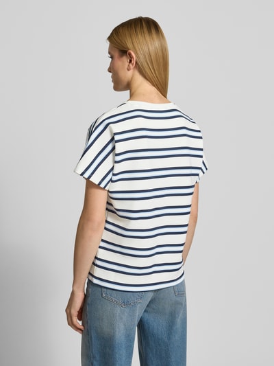Frauenmodel trägt Damen T-Shirt mit Streifen in Weiß und Dunkelblau, Material-Mix mit Modal-Anteil, Relaxed-Fit, Rundhalsausschnitt, Modell 'BARNI' von Soyaconcept, Ganzkörperansicht Rückansicht.