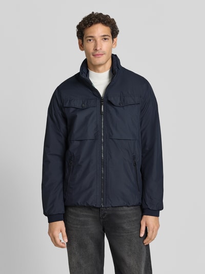 Mannenmodel draagt Jacke mit Stehkragen und Reißverschlusstaschen van LERROS in donkerblauw met borstzakken en ritszakken, regular fit, Ganzkörperansicht van voren. Context: Heren jack van LERROS, regular fit, opstaande kraag, ritssluiting, borstzakken, ritszakken, ruglengte bij maat M: 60 cm, schouderbreedte bij maat M: 48 cm, borstwijdte bij maat M: 58 cm, mouwlengte bij maat M: 60 cm.