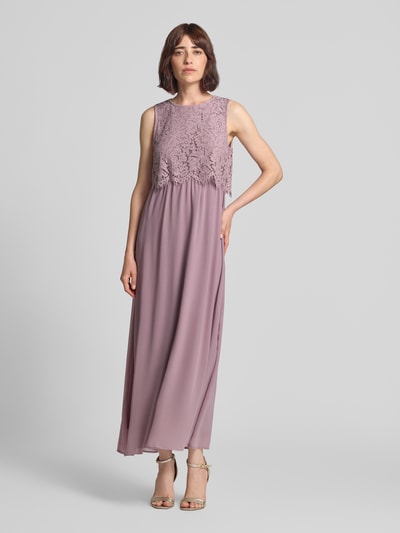 Vrouwenmodel draagt avondjurk met kant en ronde hals, katoenmix, recht model, maxi-jurk, Model 'MILINA LACE' van VILA, Ganzkörperansicht von vorne