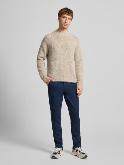 Männermodel draagt Baggy Fit Jeans im 5-Pocket-Design Model 'MARCO BOWIE' van JACK & JONES, puur katoen, riemlussen, bandwijdte 41 cm, binnenbeenlengte 75 cm, ganzkörperansicht van voren.