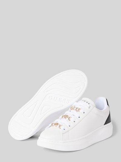 Produktfoto, Sneaker aus Leder-Mix Modell 'Fionia' von Guess in Weiß mit Schnürverschluss, Logo-Print und Zierbesatz auf weißer Sohle.