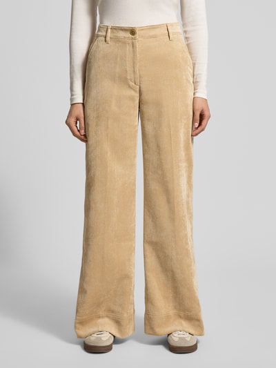 Vrouwenmodel draagt Regular Fit Corduroy broek met riemlussen Model 'C_TACODI' van BOSS Oranje, effen look, 5-pocketmodel, corduroy verwerking. Ganzkörperansicht von vorne.
